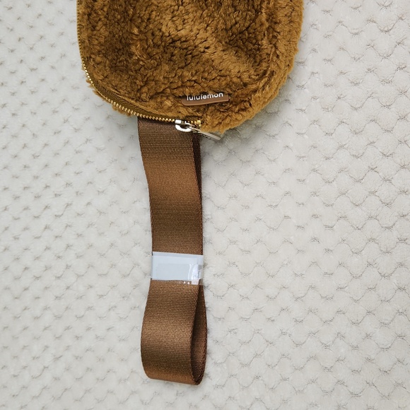 Nwt Lululemon Everywhere Belt Bag *Fleece - Picture 2 of 13